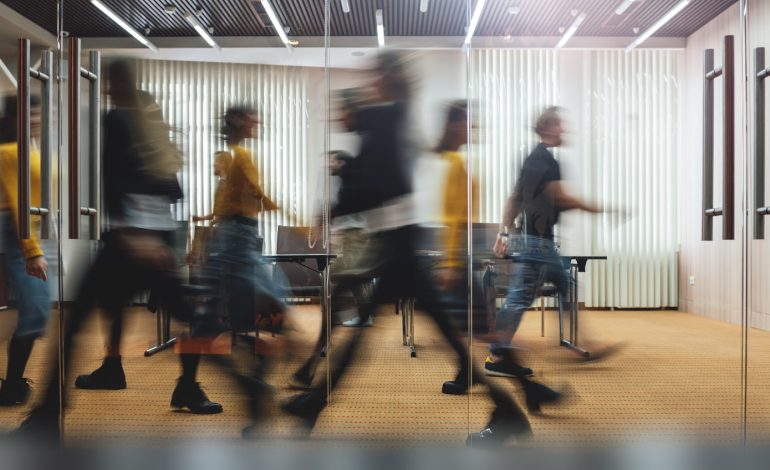  JOB-HOPPING: MENJANJIKAN ATAU BERISIKO?