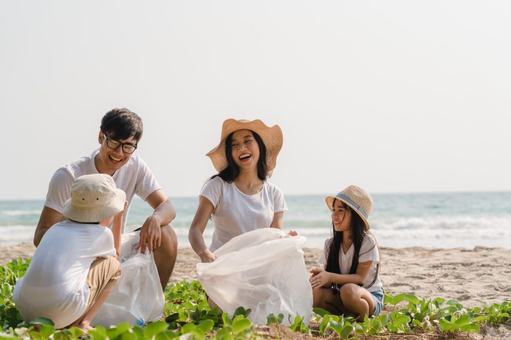 Sebuah keluarga beranak dua sedang piknik di pinggir pantai.