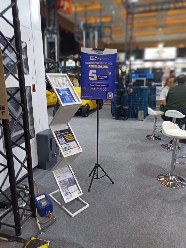Potret poster Danakini Finance di samping booth Kawan Lama Solution pada pameran Forklift Indonesia.