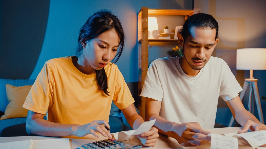 Pasangan Asia sedang menghitung budget nikah.