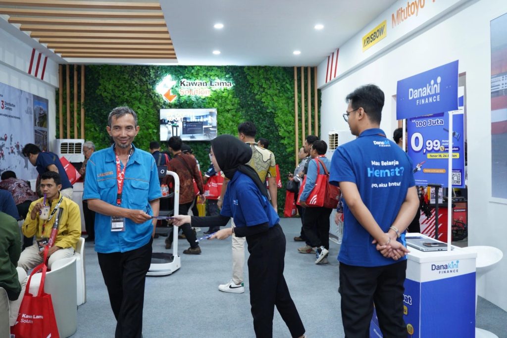 Foto tim sales dan booth Danakini Finance di acara Kawan Lama EXPO 2025