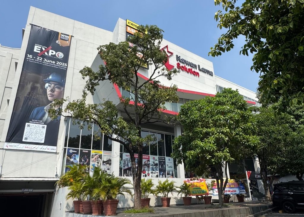 Foto depan toko Kawan Lama Solution di Juanda, Surabaya