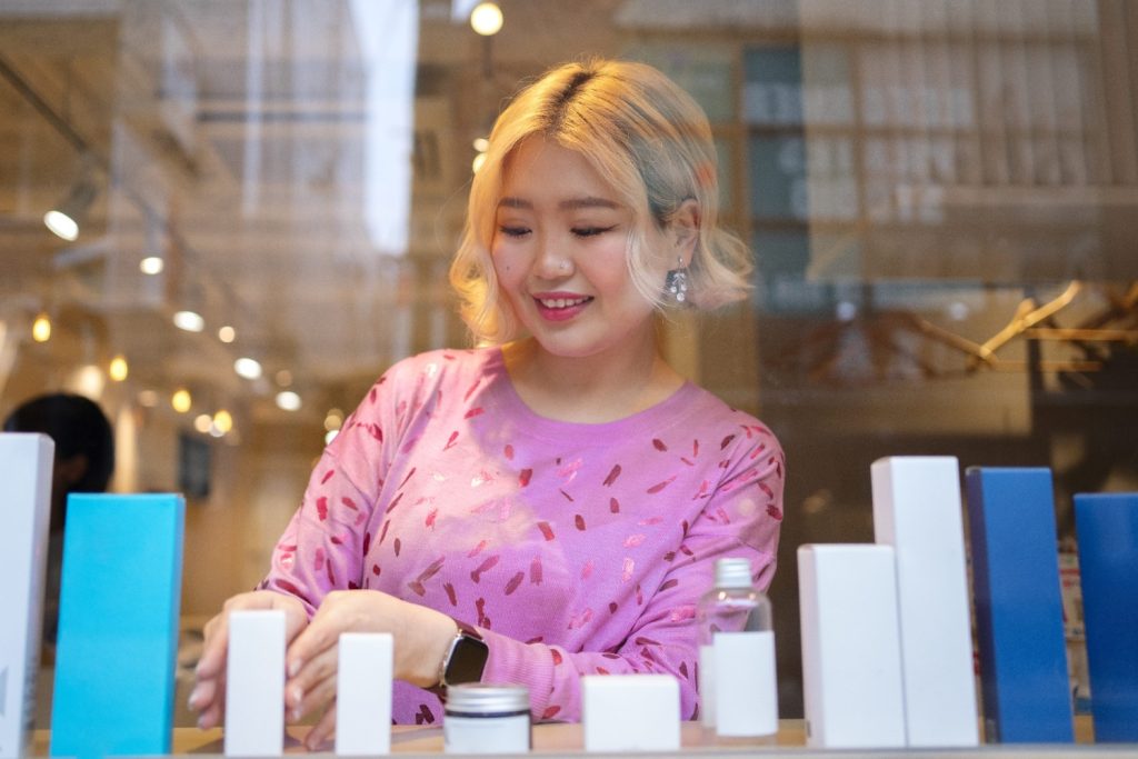 Seorang wanita melihat produk-produk diskon di toko.