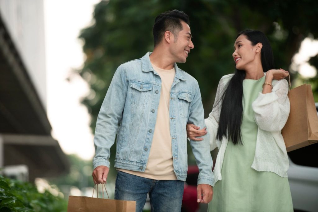 Pasangan suami istri sedang berbelanja bersama.