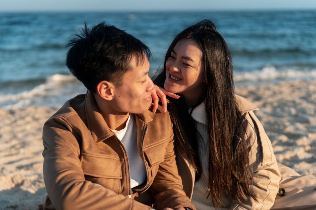Sepasang suami istri DINK berlibur di pantai