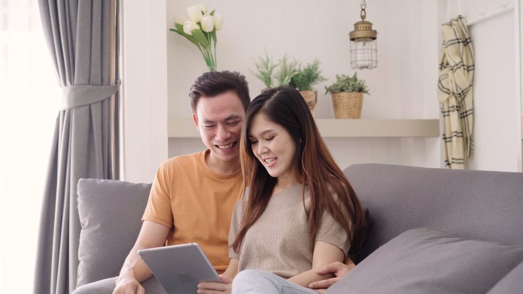 Sepasang suami istri sedang mengatur anggaran rumah tangga
