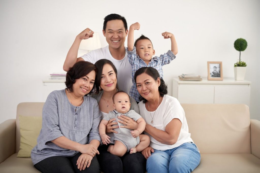 Potret keluarga lengkap dengan ayah, ibu, anak, dan dua orang nenek