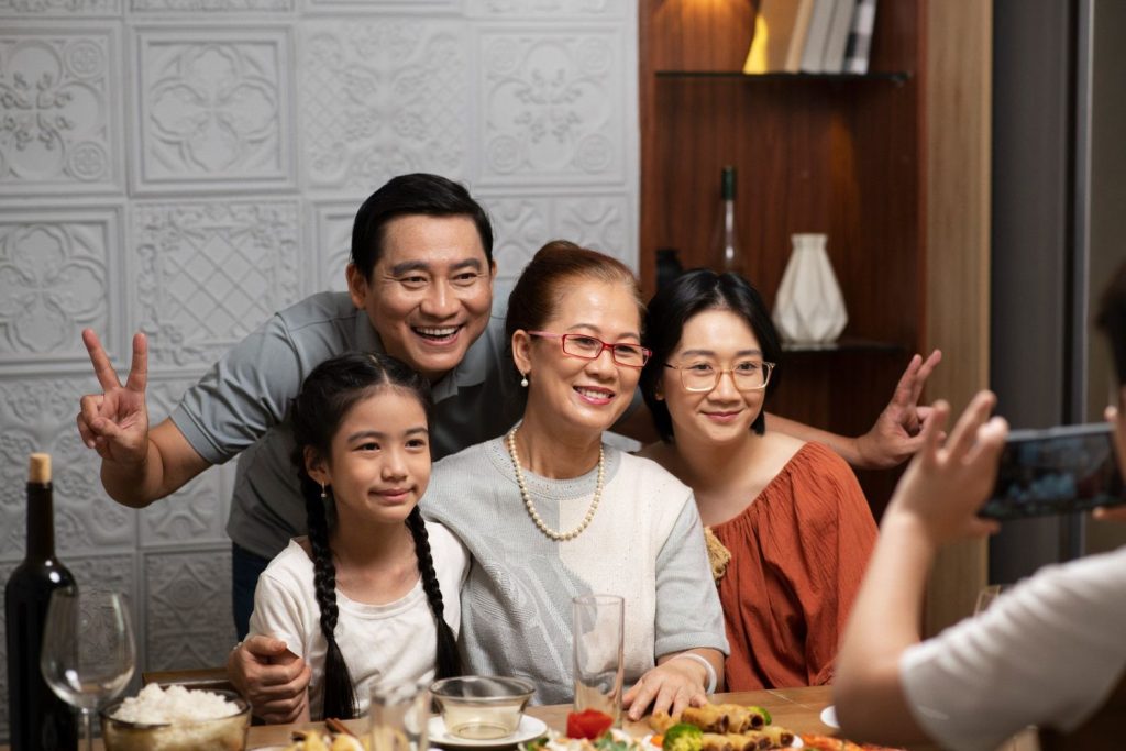 Potret keluarga yang diisi dengan ayah, ibu, anak, dan nenek