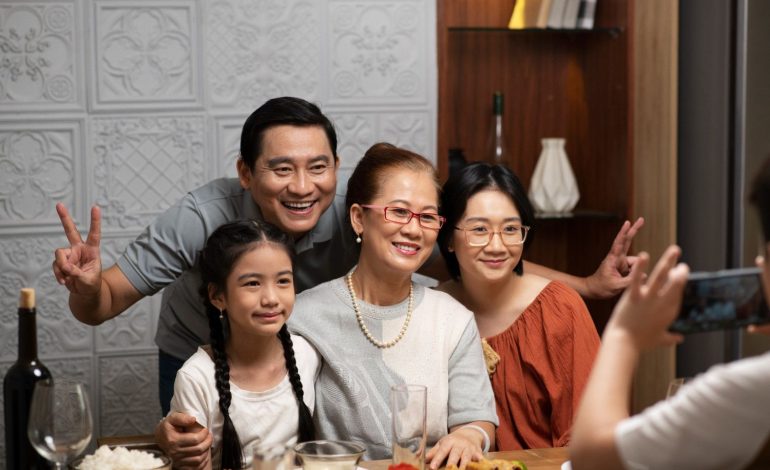 Potret keluarga yang diisi dengan ayah, ibu, anak, dan nenek