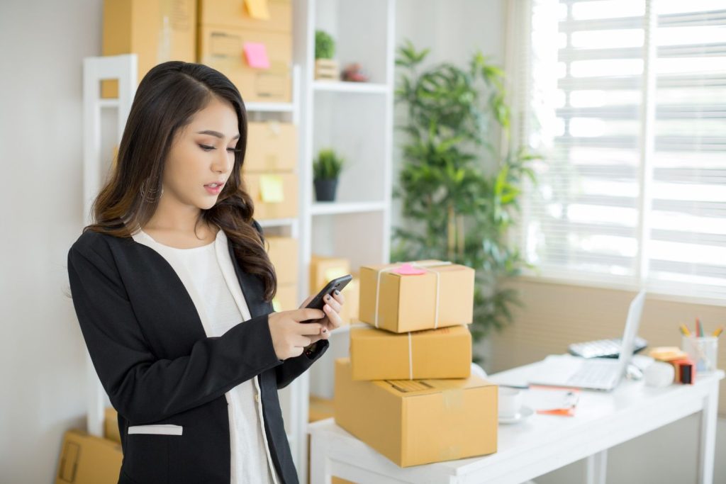 Seorang wanita sibuk mengurus pesanan online