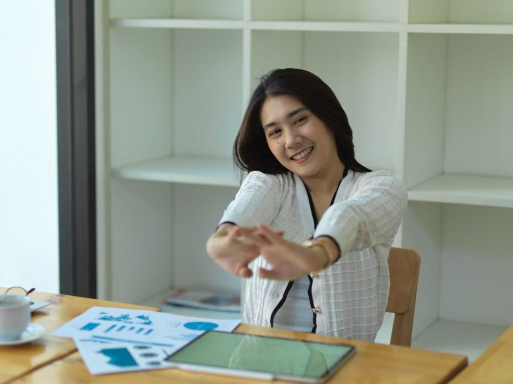 Seorang wanita menghitung dana untuk berinvestasi.