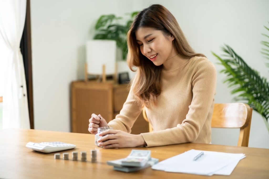 Seorang wanita sedang menghitung uang untuk budget bulanan.