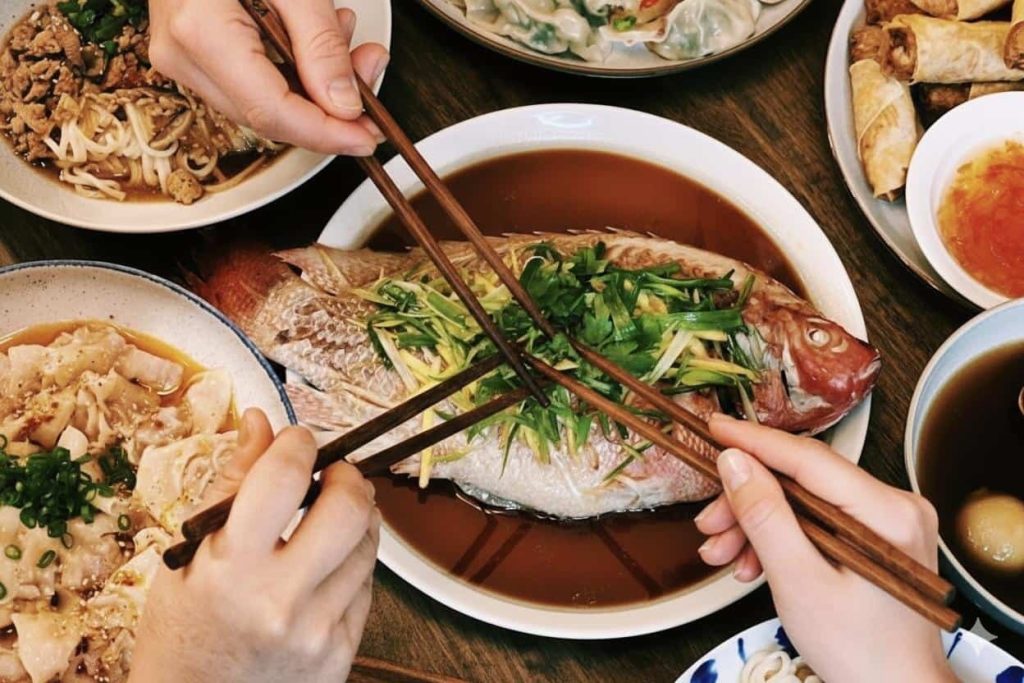 Ikan tim masak kecap makanan khas Imlek