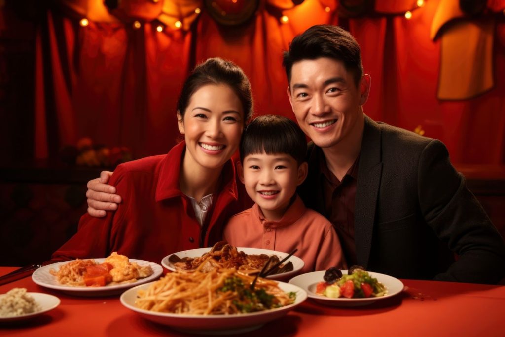 Keluarga Asia sedang merayakan tahun baru sambil menyantap makanan khas Imlek