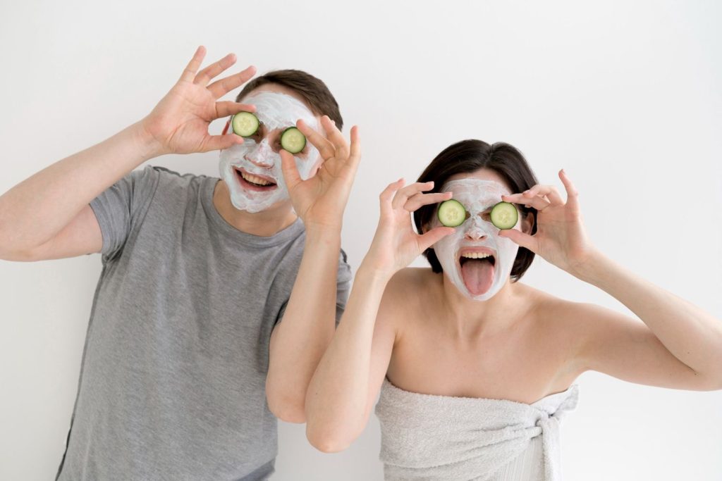Pasangan suami istri memakai masker wajah