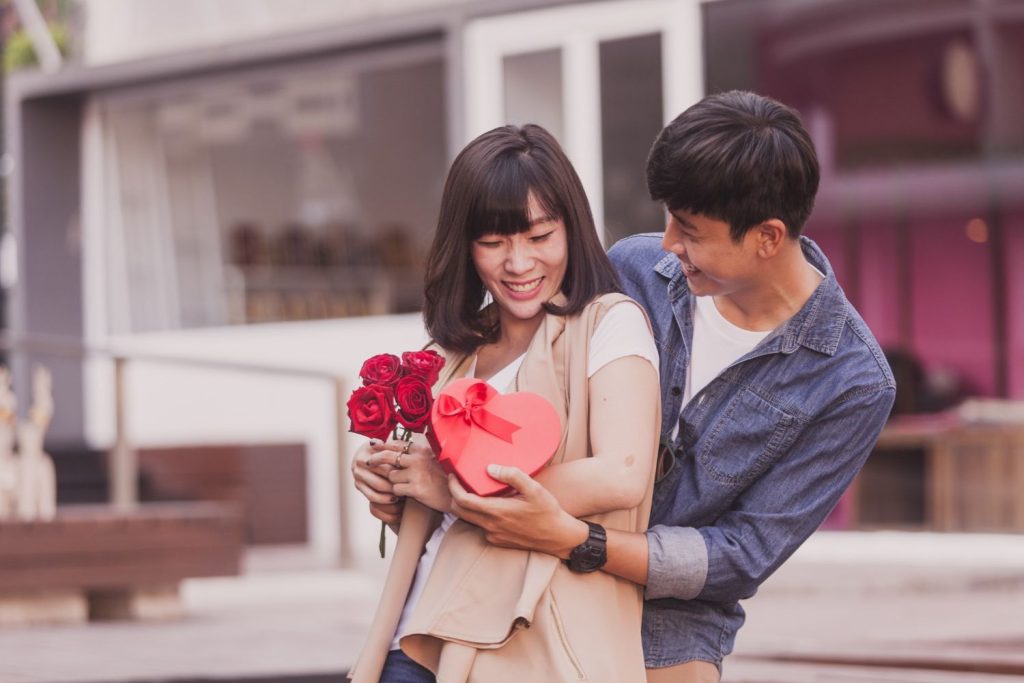 Sepasang kekasih merayakan hari Valentine bersama dengan hadiah.