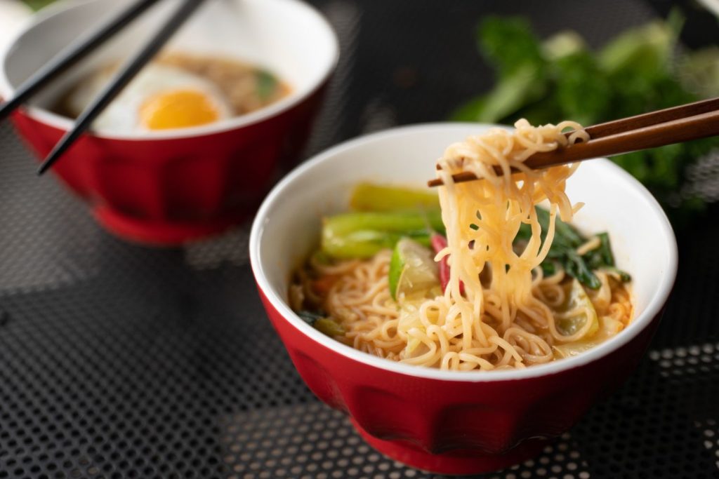 Potret semangkuk mie instan yang sudah dimasak