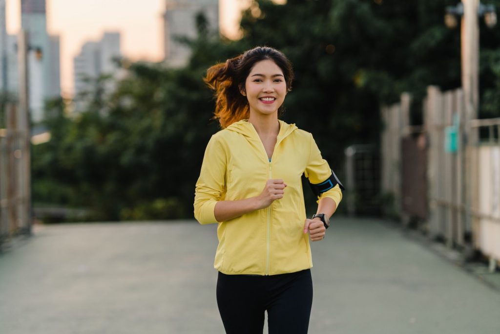 Seorang wanita sedang latihan lari marathon
