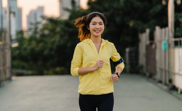 Seorang wanita sedang latihan lari marathon