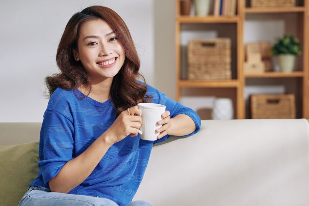 Seorang wanita sedang self-healing di rumah
