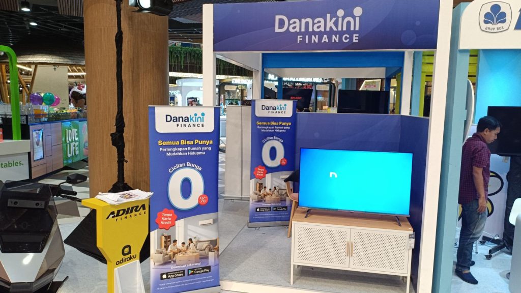 tampak depan booth Danakini Finance di acara Multifinance Day 2026 di Main Atrium Living World Denpasar, Bali