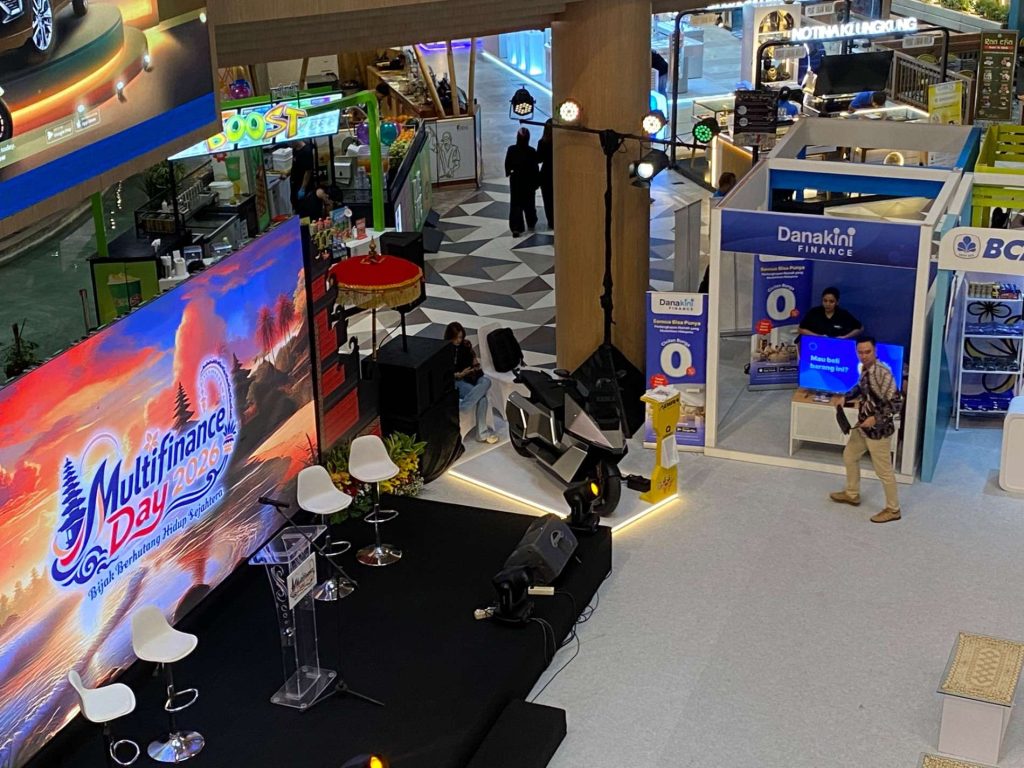 tampak atas panggung Multifinance Day 2026 di Main Atrium Living World Denpasar, Bali