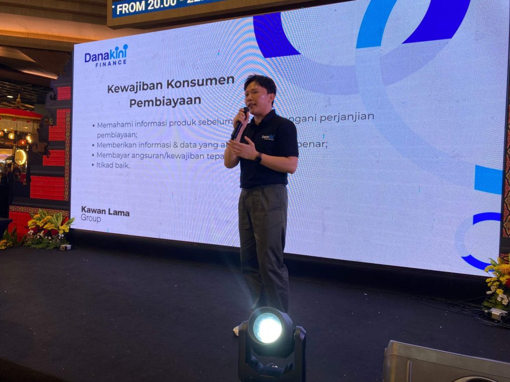 compliance representative dari Danakini Finance membawakan literasi keuangan dan edukasi pembiayaan di acara Multifinance Day 2026 di Main Atrium Living World Denpasar, Bali