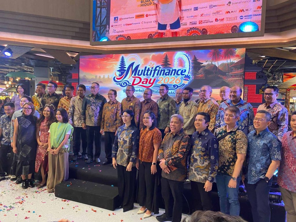 foto bersama para petinggi dan tamu VIP dari 26 perusahaan pembiayaan, APPI, dan OJK
