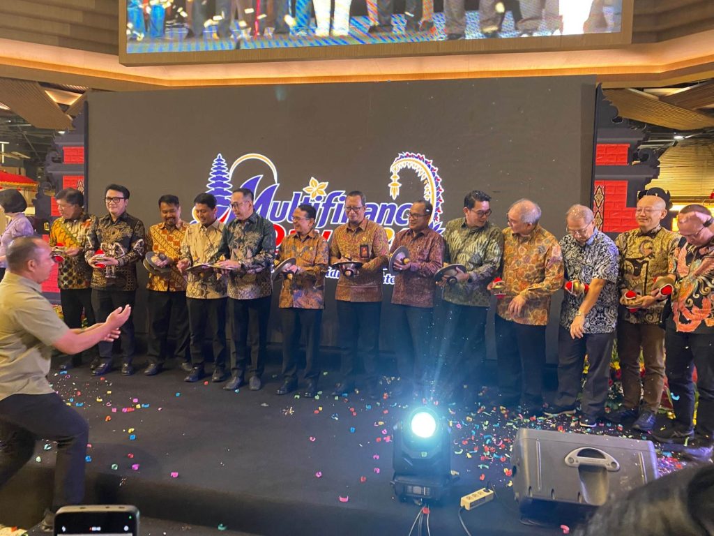 foto bersama para petinggi dan tamu VIP dari 26 perusahaan pembiayaan, APPI, dan OJK