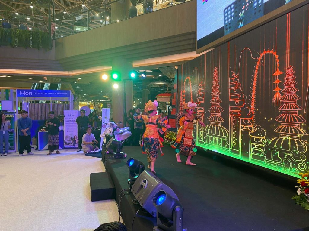 performance tarian khas Bali di Living World Denpasar saat hari pertama Multifinance Day 2026