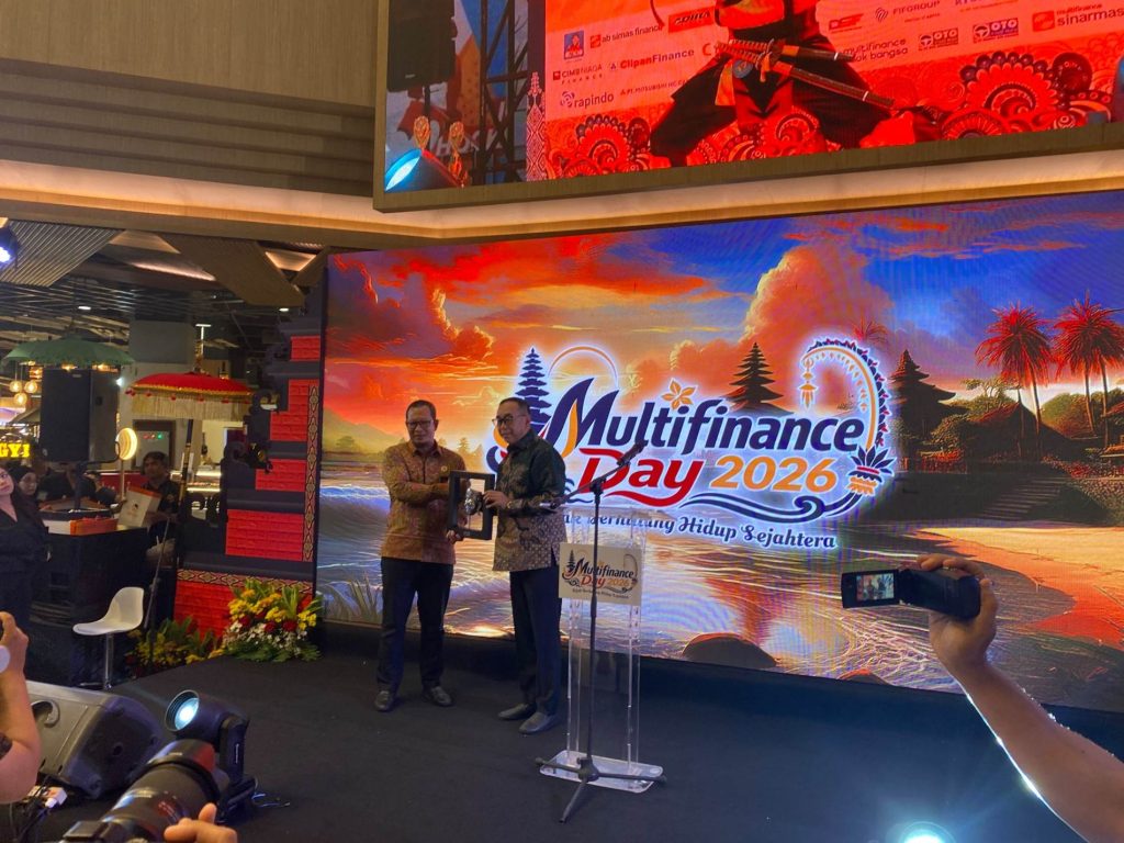 penyerahan plakat acara Multifinance Day 2026
